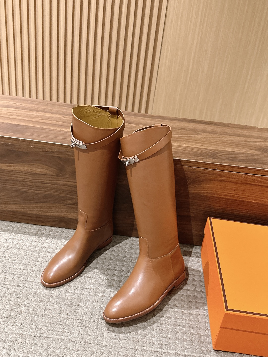 #皮面 HERMES 爱马仕kelly扣骑士靴长靴 经典的H家族筒靴风格不会落伍 配上爱马仕特有的扣子更具大气风范 经典 #皮面 HERMES 爱马仕kelly扣骑士靴长靴 经典的H家族筒靴风格不会落伍 配上爱马仕特有的扣子更具大气风范 经典