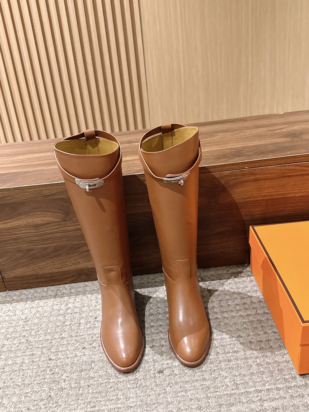 #皮面 HERMES 爱马仕kelly扣骑士靴长靴 经典的H家族筒靴风格不会落伍 配上爱马仕特有的扣子更具大气风范 经典