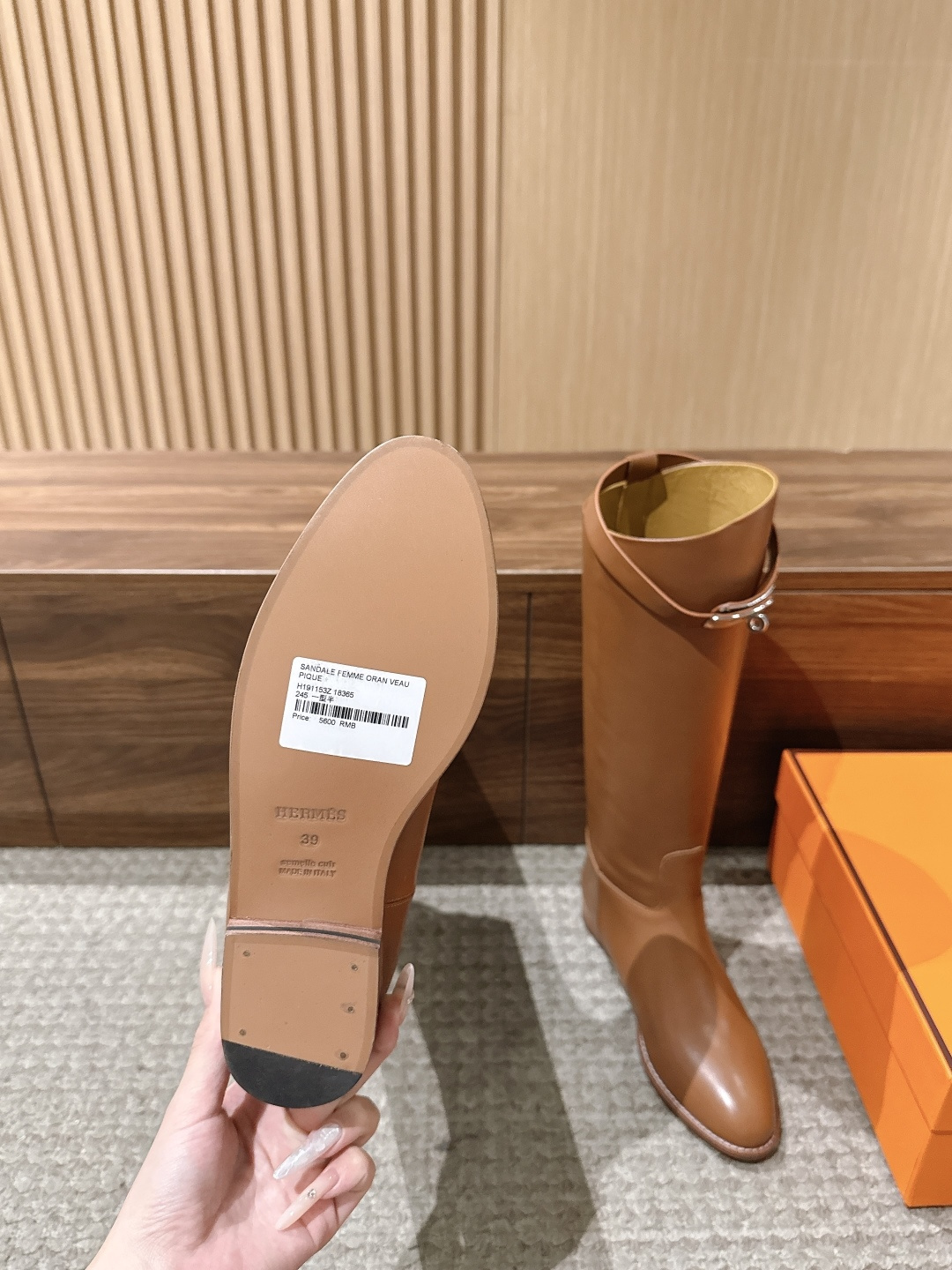 #皮面 HERMES 爱马仕kelly扣骑士靴长靴 经典的H家族筒靴风格不会落伍 配上爱马仕特有的扣子更具大气风范 经典 #皮面 HERMES 爱马仕kelly扣骑士靴长靴 经典的H家族筒靴风格不会落伍 配上爱马仕特有的扣子更具大气风范 经典