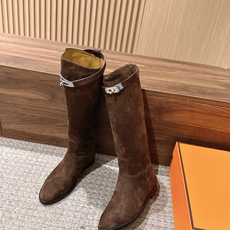 #皮面 HERMES 爱马仕kelly扣骑士靴长靴 经典的H家族筒靴风格不会落伍 配上爱马仕特有的扣子更具大气风范 经典 #皮面 HERMES 爱马仕kelly扣骑士靴长靴 经典的H家族筒靴风格不会落伍 配上爱马仕特有的扣子更具大气风范 经典