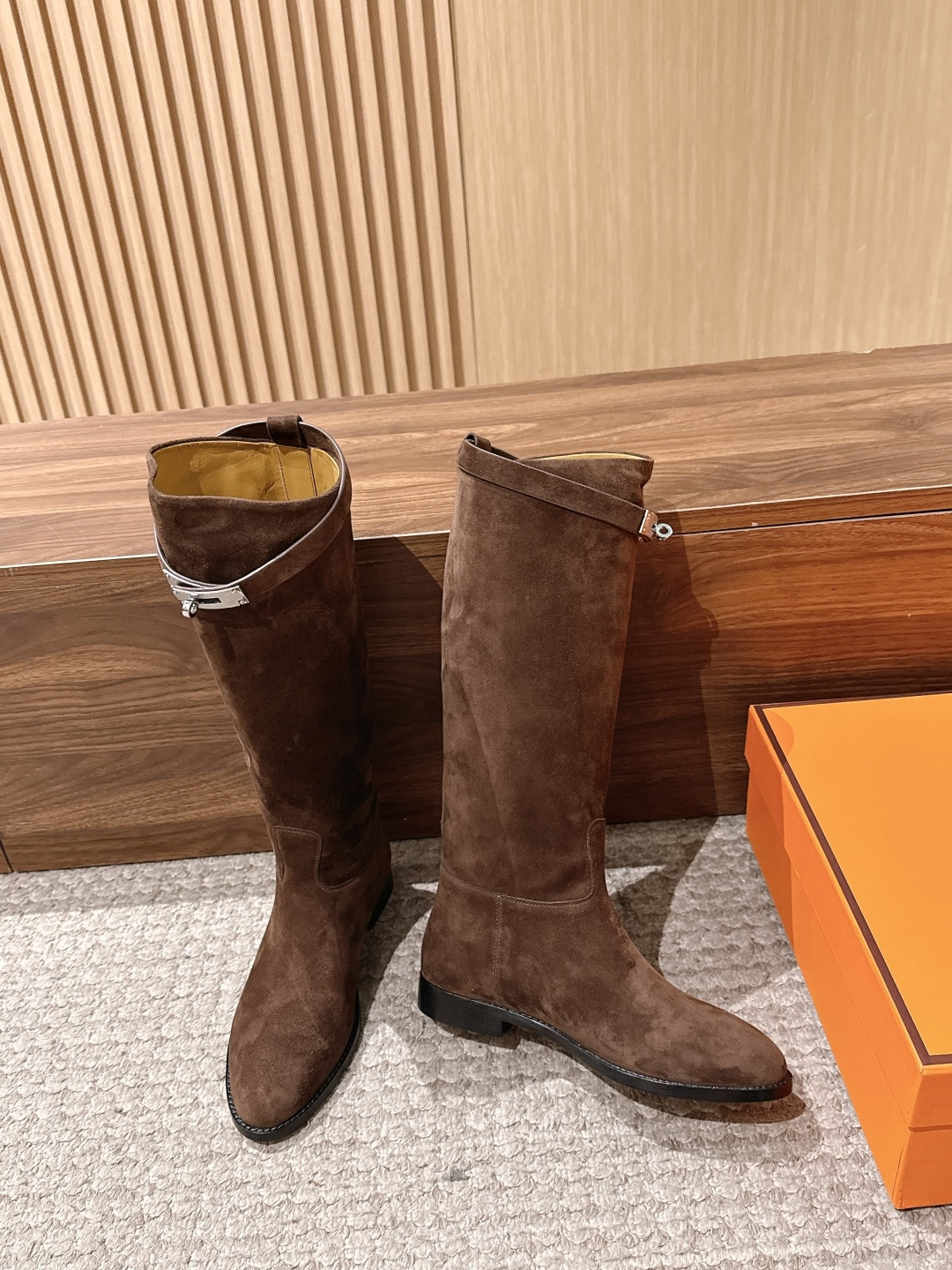 #皮面 HERMES 爱马仕kelly扣骑士靴长靴 经典的H家族筒靴风格不会落伍 配上爱马仕特有的扣子更具大气风范 经典 #皮面 HERMES 爱马仕kelly扣骑士靴长靴 经典的H家族筒靴风格不会落伍 配上爱马仕特有的扣子更具大气风范 经典