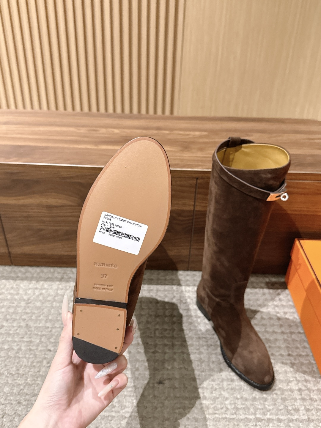 #皮面 HERMES 爱马仕kelly扣骑士靴长靴 经典的H家族筒靴风格不会落伍 配上爱马仕特有的扣子更具大气风范 经典 #皮面 HERMES 爱马仕kelly扣骑士靴长靴 经典的H家族筒靴风格不会落伍 配上爱马仕特有的扣子更具大气风范 经典