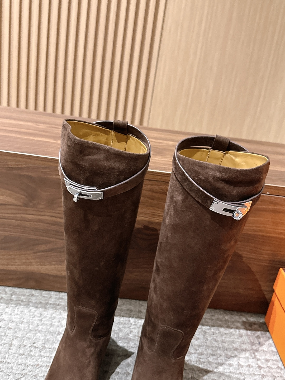 #皮面 HERMES 爱马仕kelly扣骑士靴长靴 经典的H家族筒靴风格不会落伍 配上爱马仕特有的扣子更具大气风范 经典 #皮面 HERMES 爱马仕kelly扣骑士靴长靴 经典的H家族筒靴风格不会落伍 配上爱马仕特有的扣子更具大气风范 经典