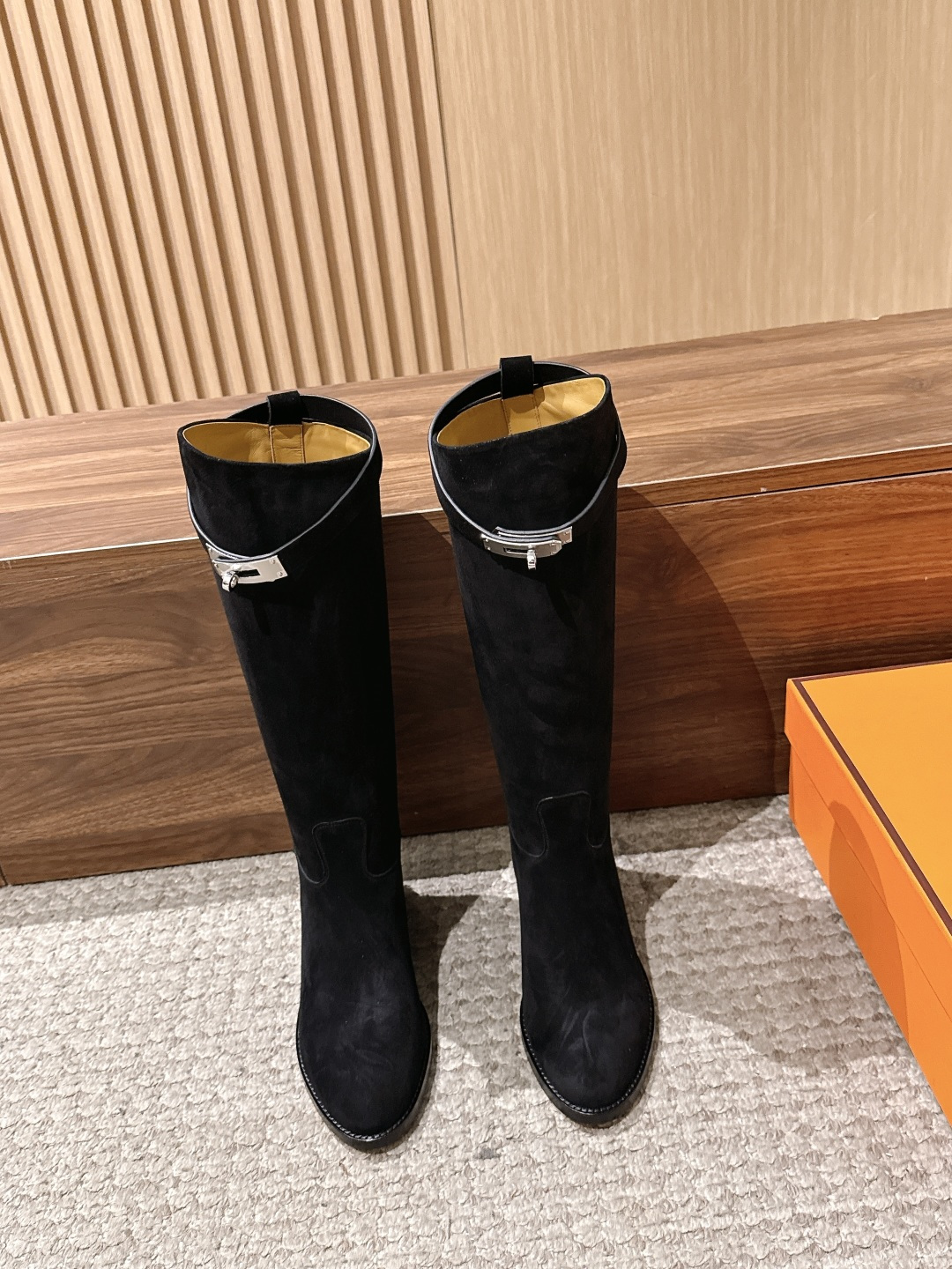 #皮面 HERMES 爱马仕kelly扣骑士靴长靴 经典的H家族筒靴风格不会落伍 配上爱马仕特有的扣子更具大气风范 经典