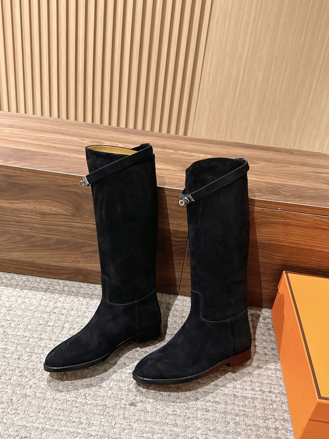 #皮面 HERMES 爱马仕kelly扣骑士靴长靴 经典的H家族筒靴风格不会落伍 配上爱马仕特有的扣子更具大气风范 经典 #皮面 HERMES 爱马仕kelly扣骑士靴长靴 经典的H家族筒靴风格不会落伍 配上爱马仕特有的扣子更具大气风范 经典