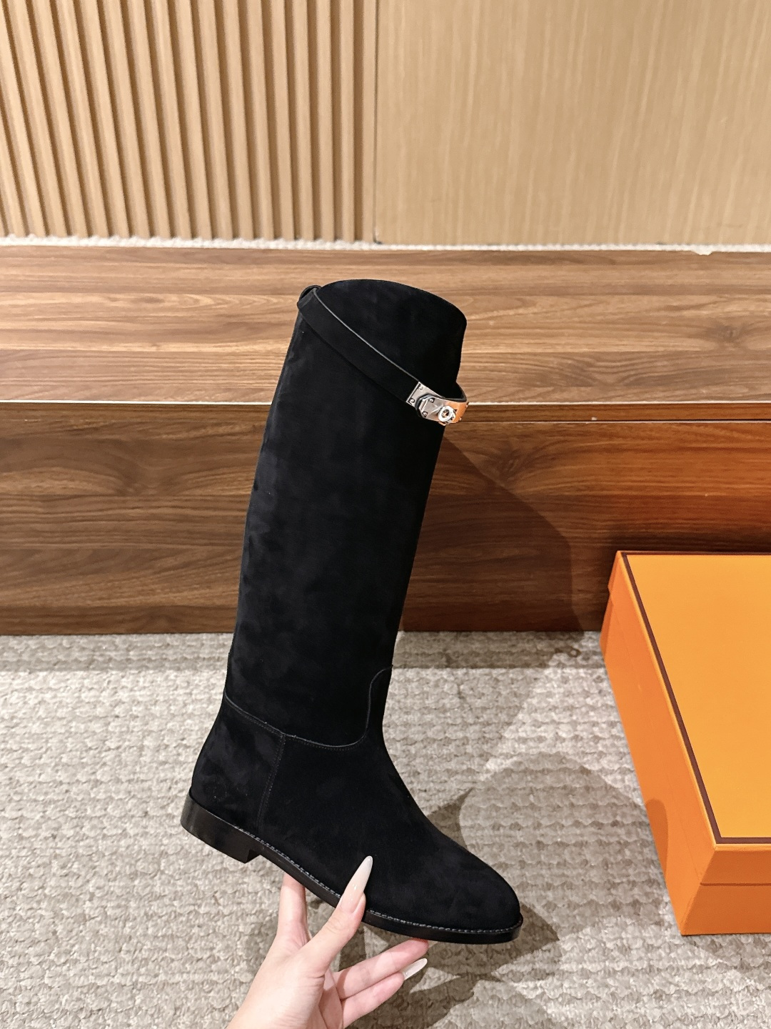 #皮面 HERMES 爱马仕kelly扣骑士靴长靴 经典的H家族筒靴风格不会落伍 配上爱马仕特有的扣子更具大气风范 经典 #皮面 HERMES 爱马仕kelly扣骑士靴长靴 经典的H家族筒靴风格不会落伍 配上爱马仕特有的扣子更具大气风范 经典