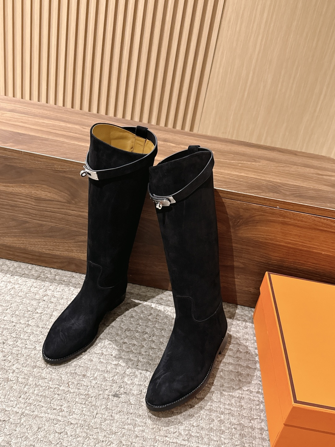 #皮面 HERMES 爱马仕kelly扣骑士靴长靴 经典的H家族筒靴风格不会落伍 配上爱马仕特有的扣子更具大气风范 经典 #皮面 HERMES 爱马仕kelly扣骑士靴长靴 经典的H家族筒靴风格不会落伍 配上爱马仕特有的扣子更具大气风范 经典