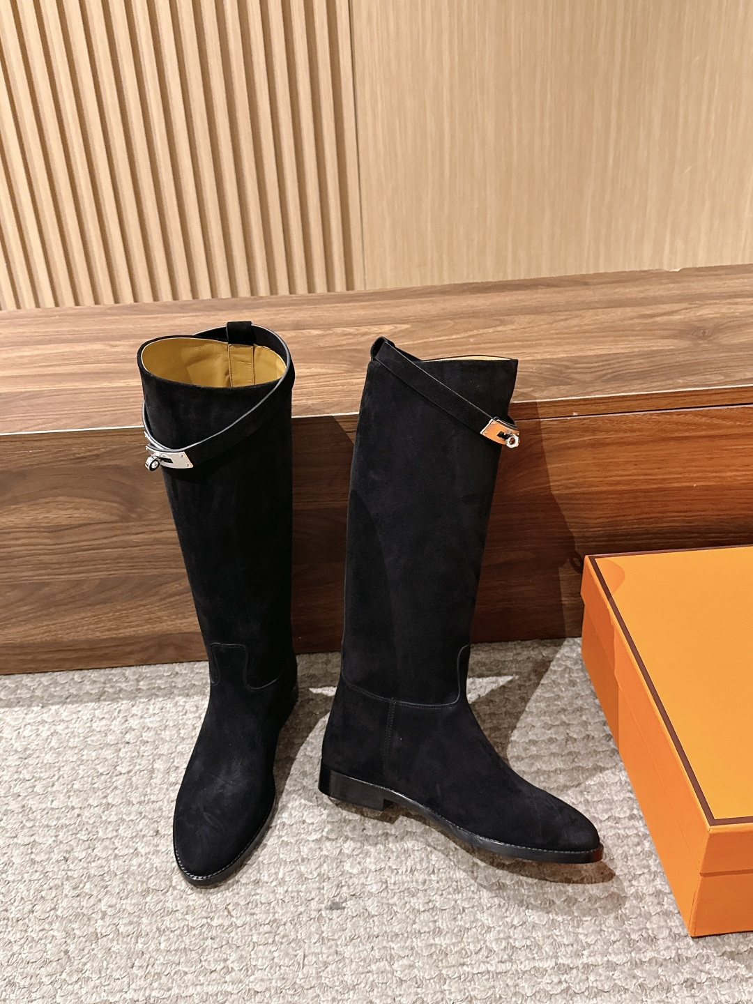 #皮面 HERMES 爱马仕kelly扣骑士靴长靴 经典的H家族筒靴风格不会落伍 配上爱马仕特有的扣子更具大气风范 经典 #皮面 HERMES 爱马仕kelly扣骑士靴长靴 经典的H家族筒靴风格不会落伍 配上爱马仕特有的扣子更具大气风范 经典