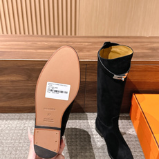 #皮面 HERMES 爱马仕kelly扣骑士靴长靴 经典的H家族筒靴风格不会落伍 配上爱马仕特有的扣子更具大气风范 经典 #皮面 HERMES 爱马仕kelly扣骑士靴长靴 经典的H家族筒靴风格不会落伍 配上爱马仕特有的扣子更具大气风范 经典