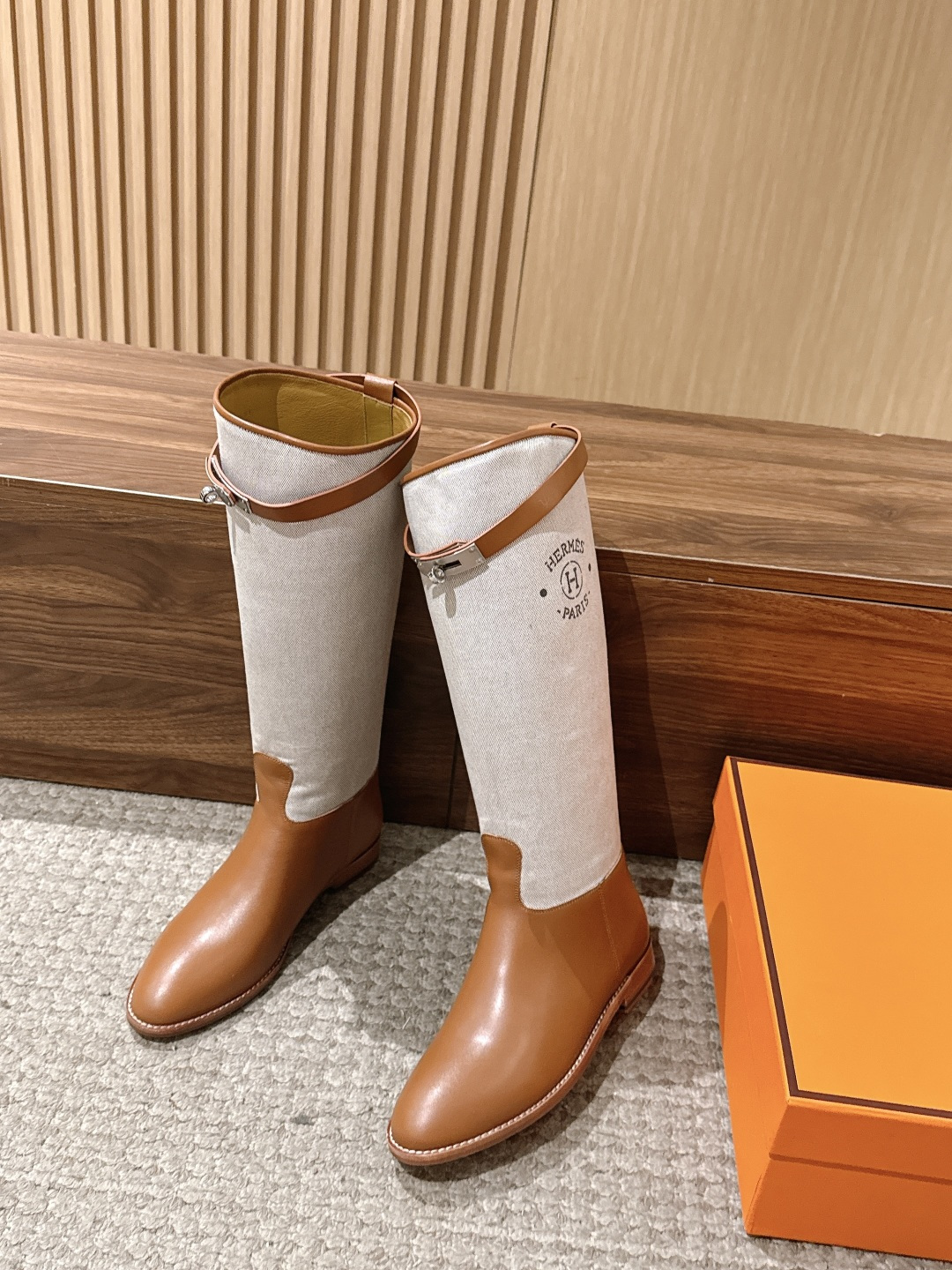 #布面 HERMES 爱马仕kelly扣骑士靴长靴 经典的H家族筒靴风格不会落伍 配上爱马仕特有的扣子更具大气风范 经典