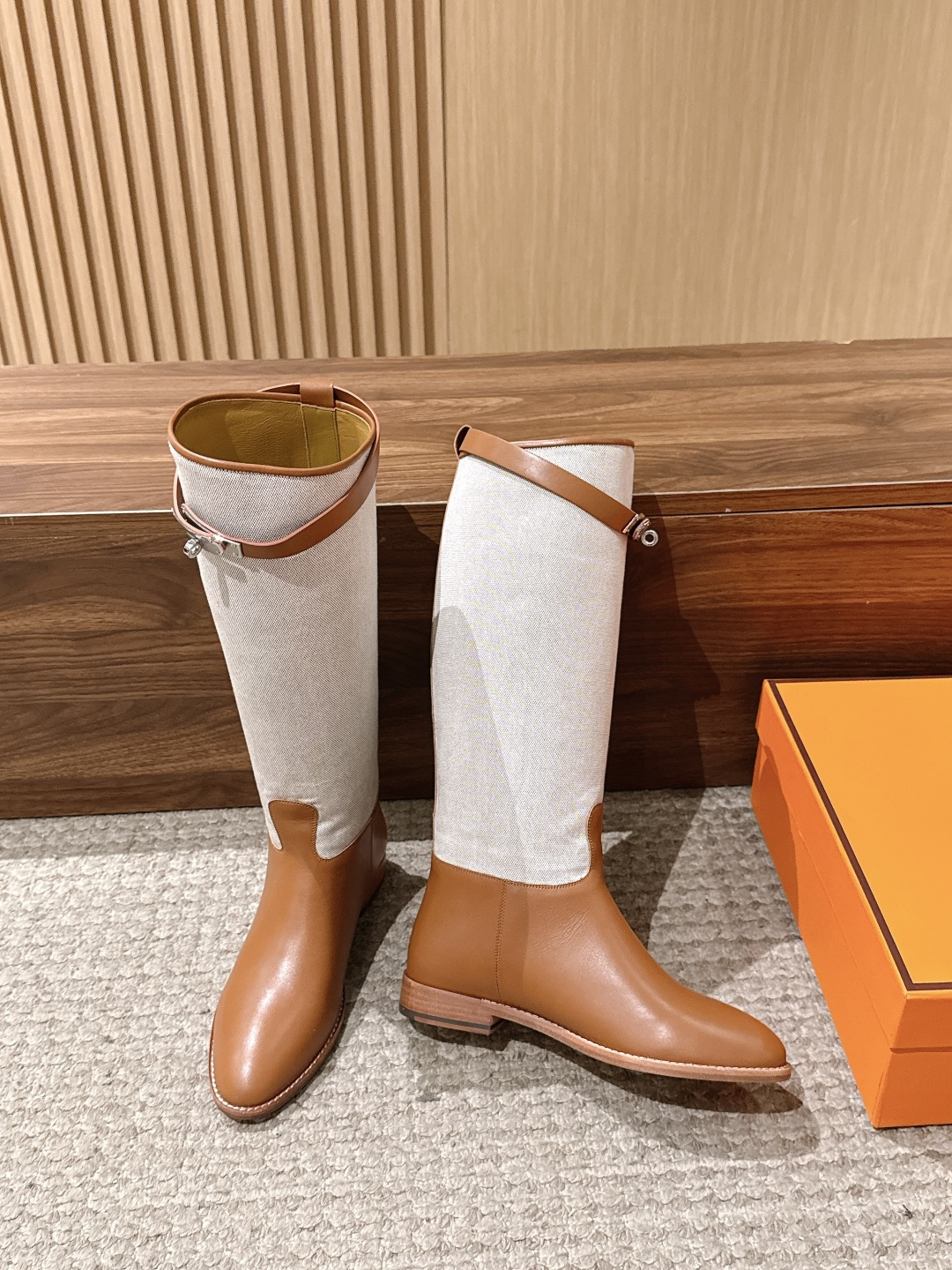 #布面 HERMES 爱马仕kelly扣骑士靴长靴 经典的H家族筒靴风格不会落伍 配上爱马仕特有的扣子更具大气风范 经典
