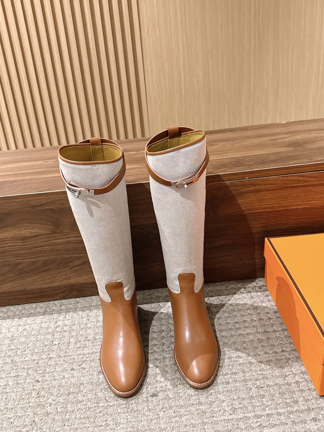 #布面 HERMES 爱马仕kelly扣骑士靴长靴 经典的H家族筒靴风格不会落伍 配上爱马仕特有的扣子更具大气风范 经典