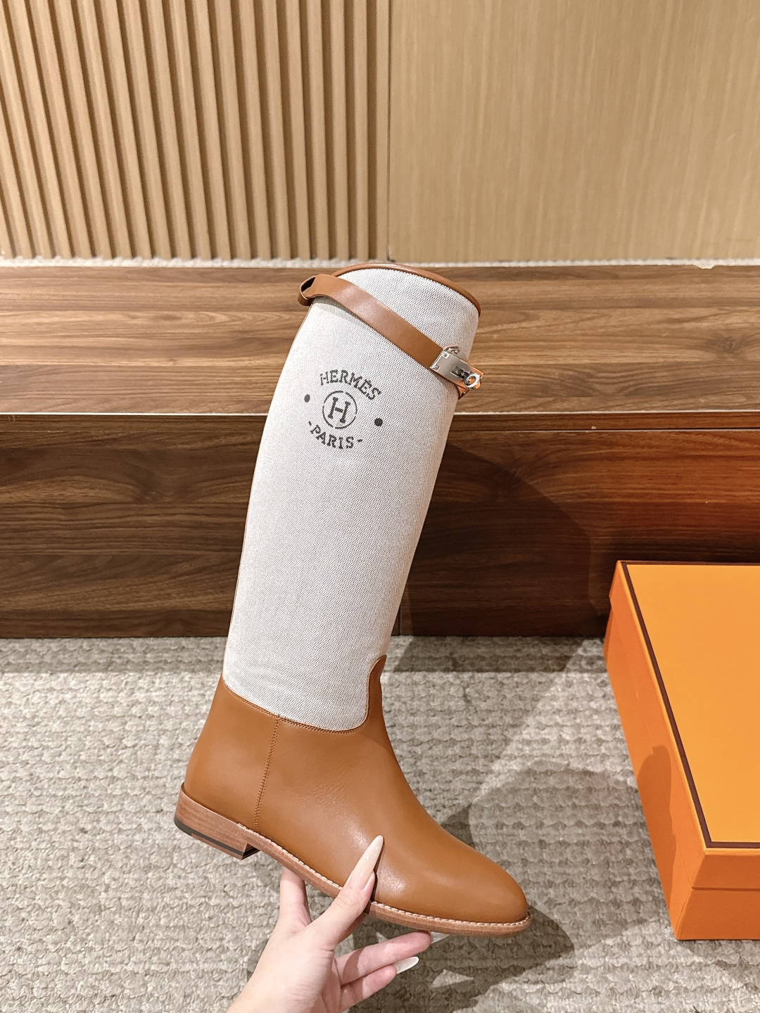 #布面 HERMES 爱马仕kelly扣骑士靴长靴 经典的H家族筒靴风格不会落伍 配上爱马仕特有的扣子更具大气风范 经典