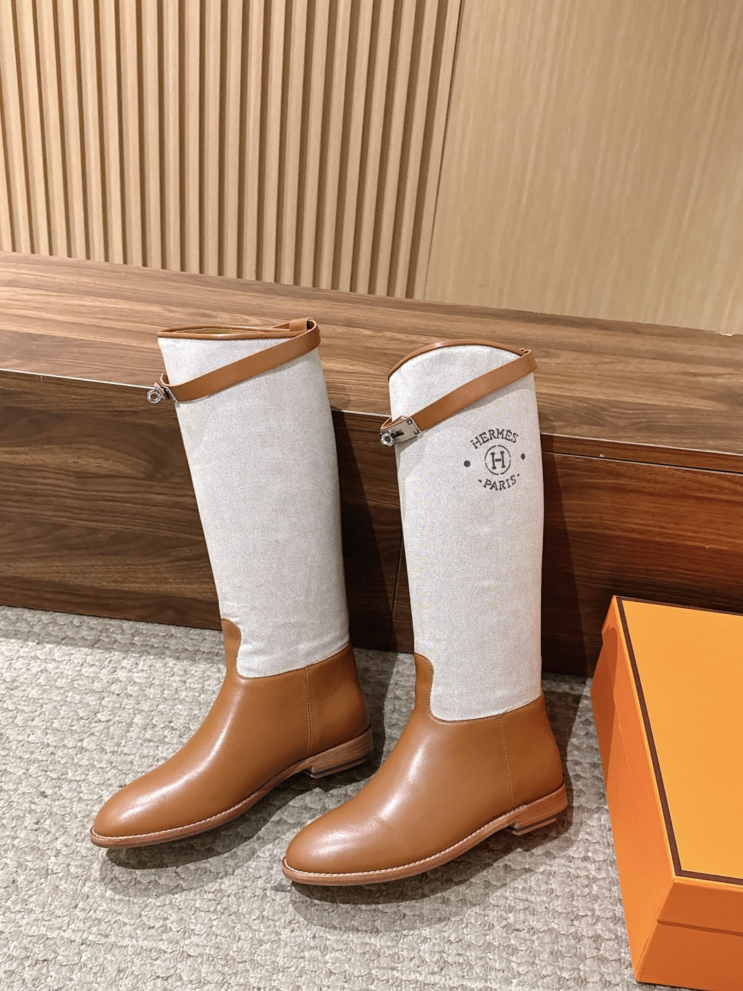 #布面 HERMES 爱马仕kelly扣骑士靴长靴 经典的H家族筒靴风格不会落伍 配上爱马仕特有的扣子更具大气风范 经典