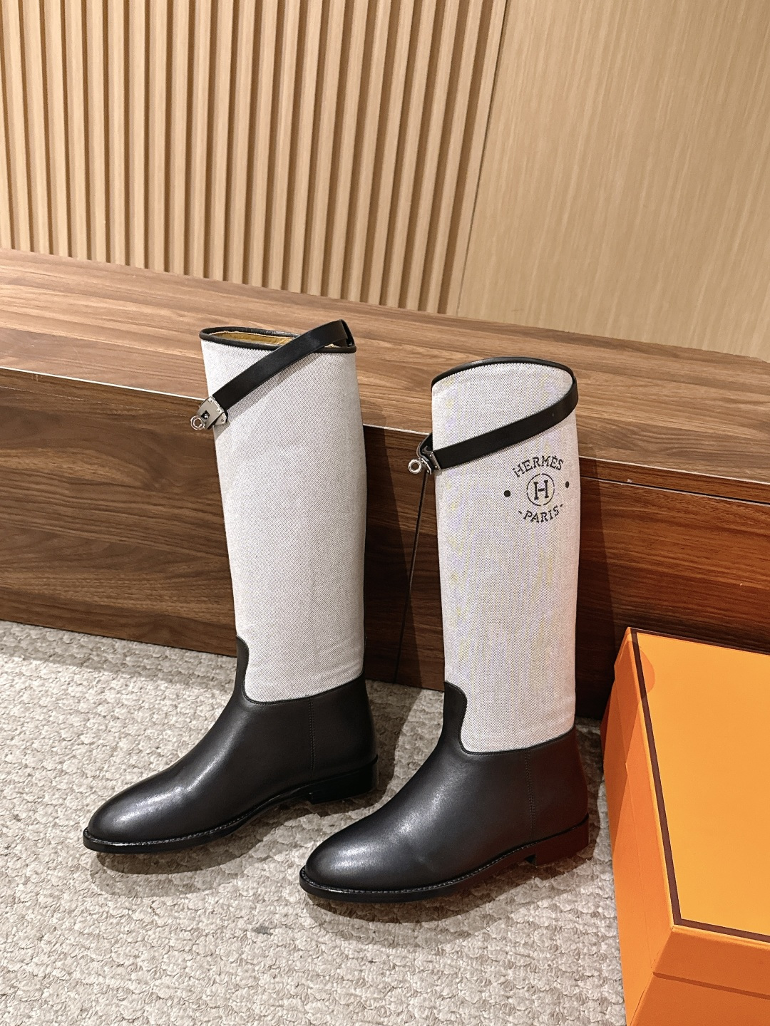 #布面 HERMES 爱马仕kelly扣骑士靴长靴 经典的H家族筒靴风格不会落伍 配上爱马仕特有的扣子更具大气风范 经典