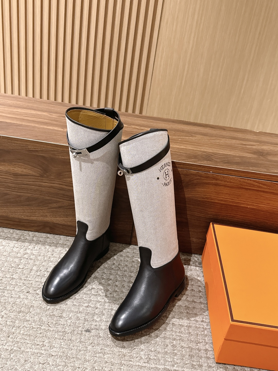 #布面 HERMES 爱马仕kelly扣骑士靴长靴 经典的H家族筒靴风格不会落伍 配上爱马仕特有的扣子更具大气风范 经典