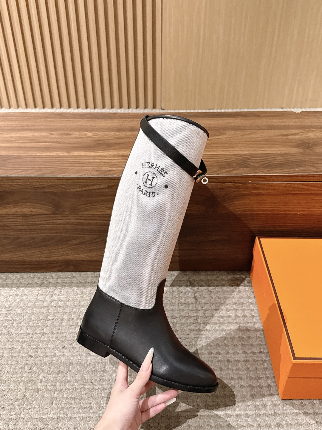 #布面 HERMES 爱马仕kelly扣骑士靴长靴 经典的H家族筒靴风格不会落伍 配上爱马仕特有的扣子更具大气风范 经典
