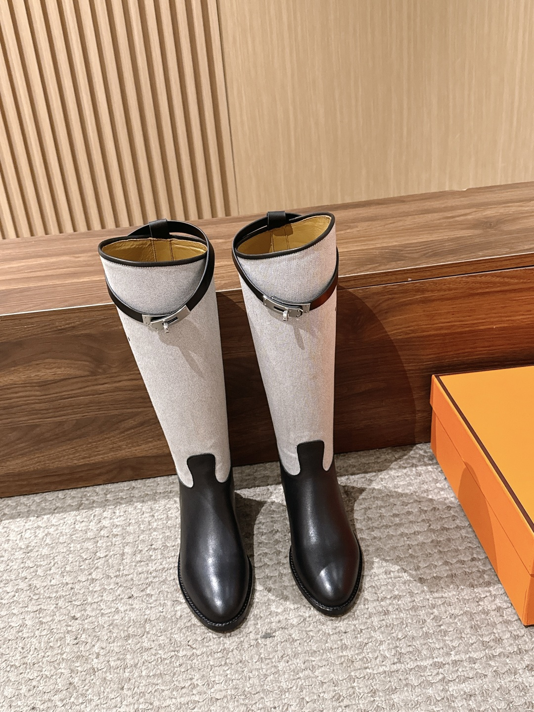 #布面 HERMES 爱马仕kelly扣骑士靴长靴 经典的H家族筒靴风格不会落伍 配上爱马仕特有的扣子更具大气风范 经典