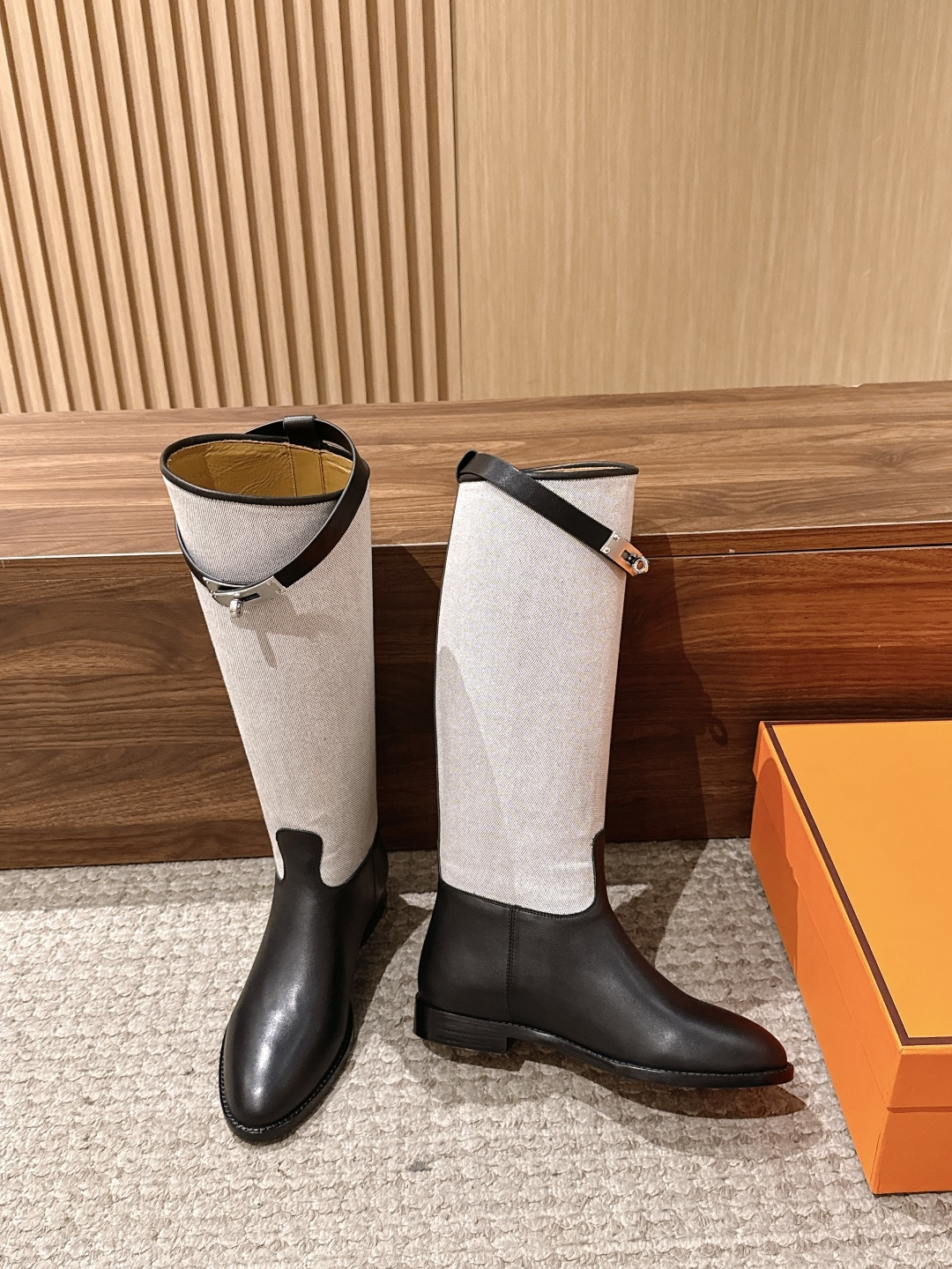 #布面 HERMES 爱马仕kelly扣骑士靴长靴 经典的H家族筒靴风格不会落伍 配上爱马仕特有的扣子更具大气风范 经典