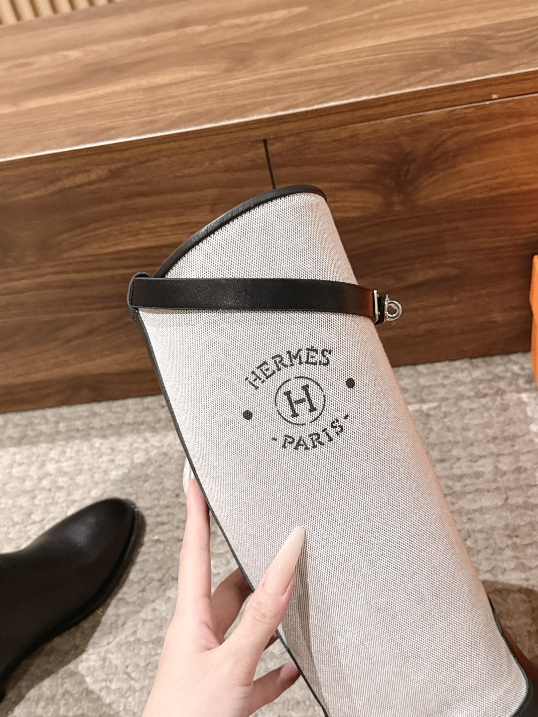 #布面 HERMES 爱马仕kelly扣骑士靴长靴 经典的H家族筒靴风格不会落伍 配上爱马仕特有的扣子更具大气风范 经典
