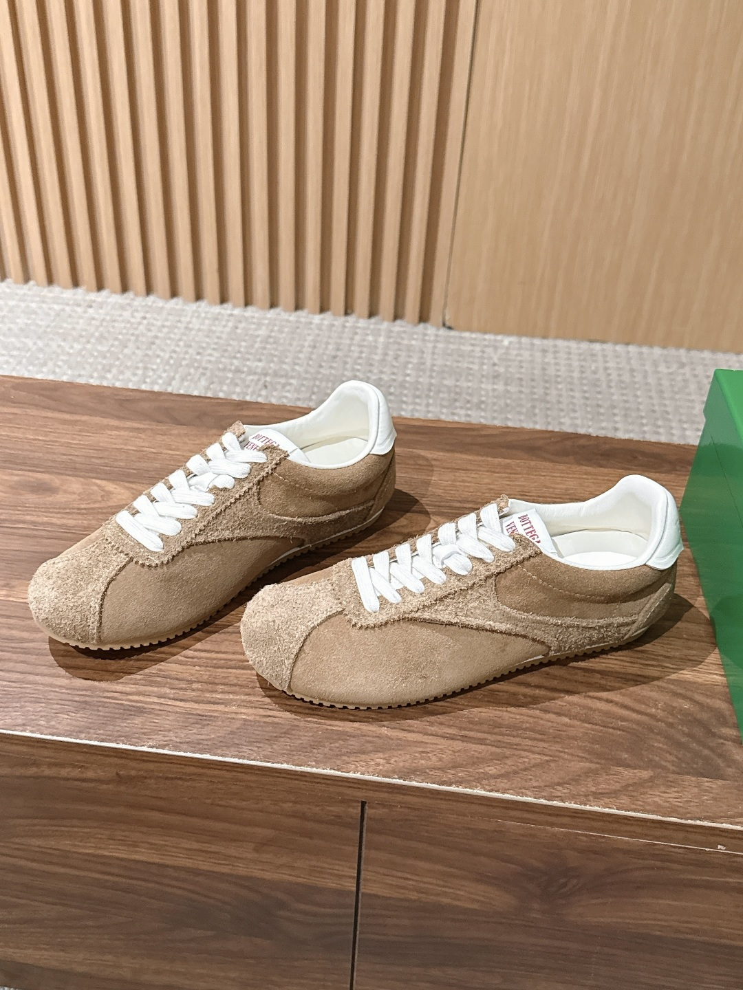 Bottega Veneta BV葆蝶家早秋新款复古休闲德训鞋 自带松弛复古文艺的低调高级氛围感，侧边简约色块拼接利落大