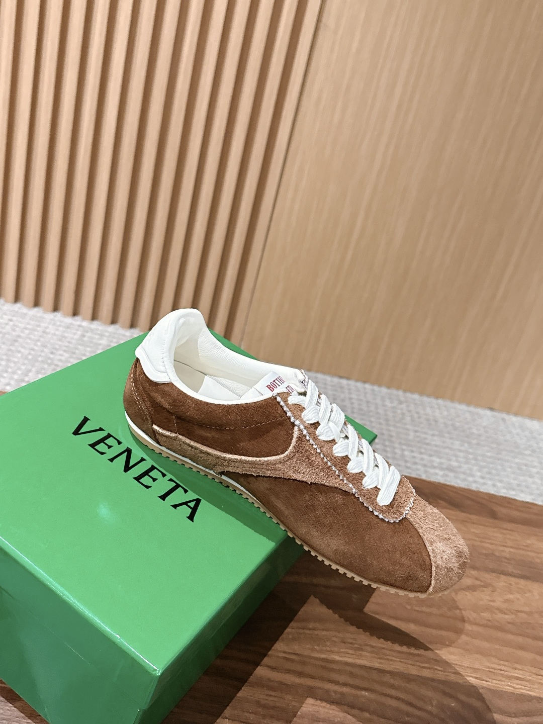 Bottega Veneta BV葆蝶家早秋新款复古休闲德训鞋 自带松弛复古文艺的低调高级氛围感,侧边简约色块拼接利落大 Bottega Veneta BV葆蝶家早秋新款复古休闲德训鞋 自带松弛复古文艺的低调高级氛围感,侧边简约色块拼接利落大