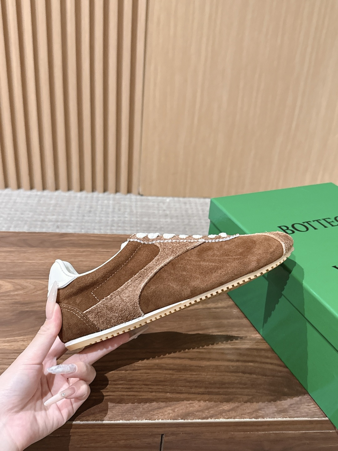 Bottega Veneta BV葆蝶家早秋新款复古休闲德训鞋 自带松弛复古文艺的低调高级氛围感,侧边简约色块拼接利落大 Bottega Veneta BV葆蝶家早秋新款复古休闲德训鞋 自带松弛复古文艺的低调高级氛围感,侧边简约色块拼接利落大