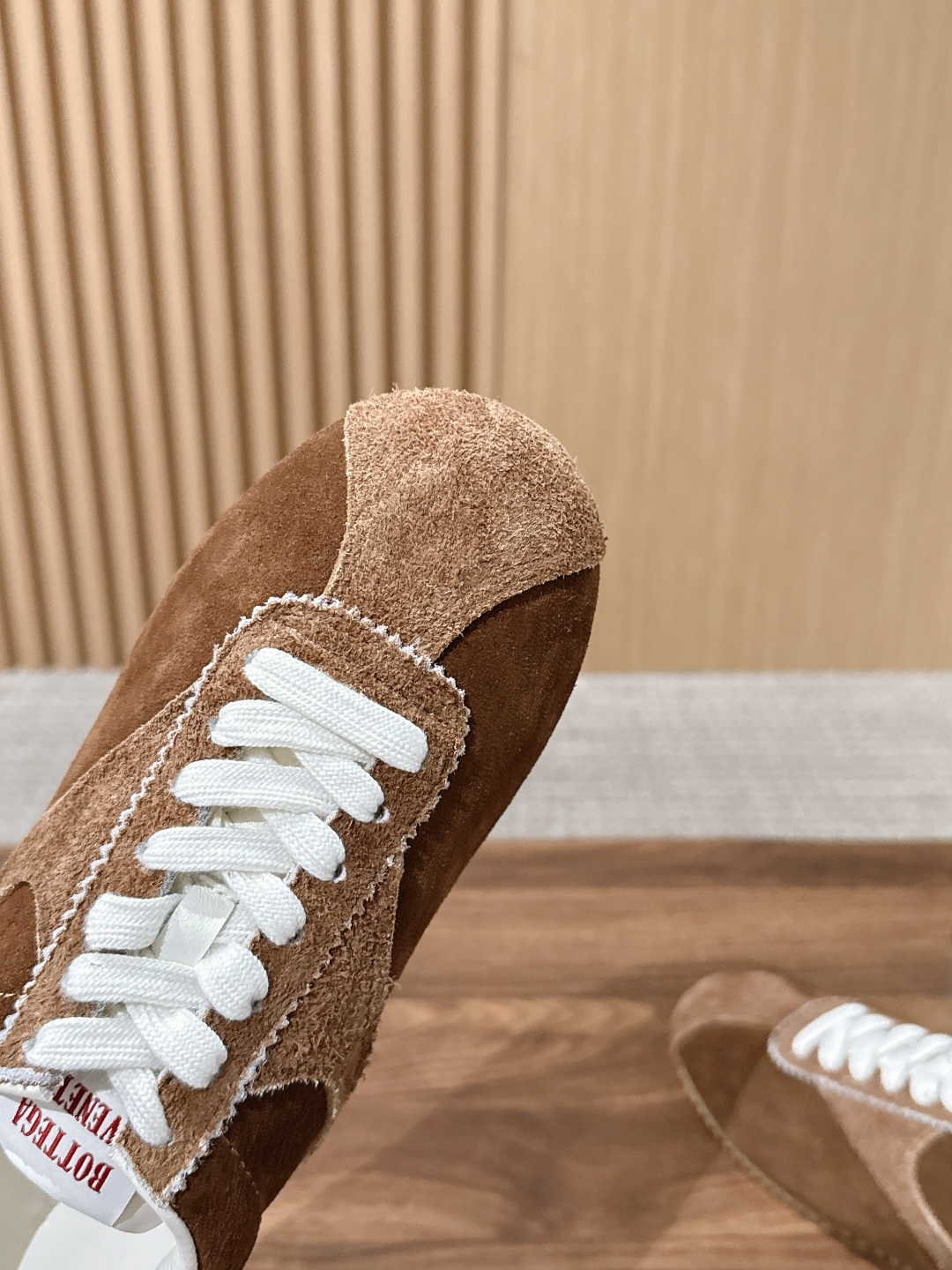 Bottega Veneta BV葆蝶家早秋新款复古休闲德训鞋 自带松弛复古文艺的低调高级氛围感,侧边简约色块拼接利落大 Bottega Veneta BV葆蝶家早秋新款复古休闲德训鞋 自带松弛复古文艺的低调高级氛围感,侧边简约色块拼接利落大
