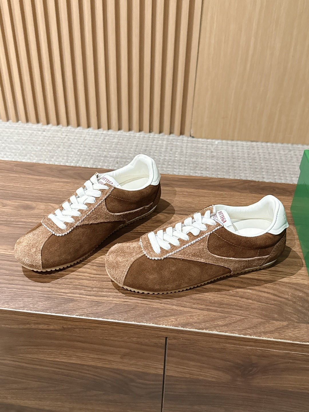 Bottega Veneta BV葆蝶家早秋新款复古休闲德训鞋 自带松弛复古文艺的低调高级氛围感,侧边简约色块拼接利落大 Bottega Veneta BV葆蝶家早秋新款复古休闲德训鞋 自带松弛复古文艺的低调高级氛围感,侧边简约色块拼接利落大