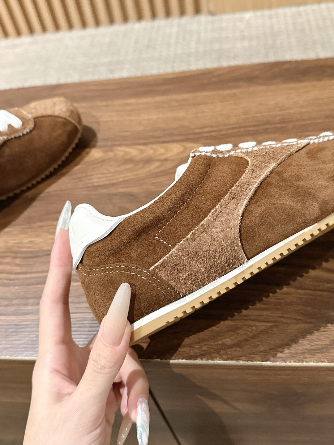 Bottega Veneta BV葆蝶家早秋新款复古休闲德训鞋 自带松弛复古文艺的低调高级氛围感,侧边简约色块拼接利落大 Bottega Veneta BV葆蝶家早秋新款复古休闲德训鞋 自带松弛复古文艺的低调高级氛围感,侧边简约色块拼接利落大