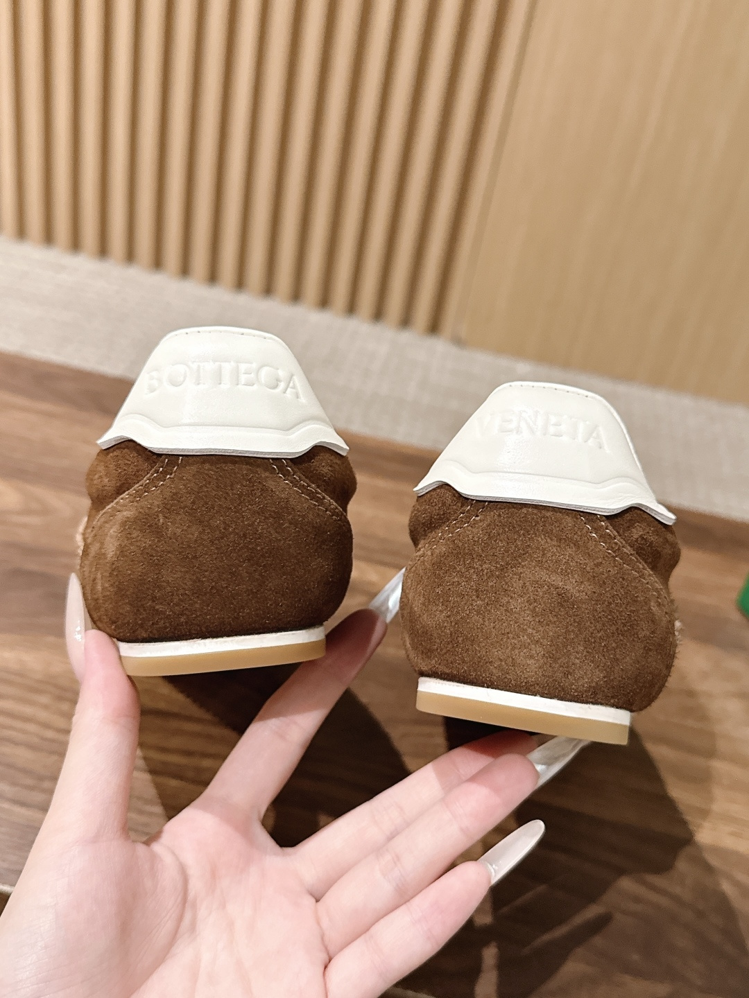 Bottega Veneta BV葆蝶家早秋新款复古休闲德训鞋 自带松弛复古文艺的低调高级氛围感,侧边简约色块拼接利落大 Bottega Veneta BV葆蝶家早秋新款复古休闲德训鞋 自带松弛复古文艺的低调高级氛围感,侧边简约色块拼接利落大