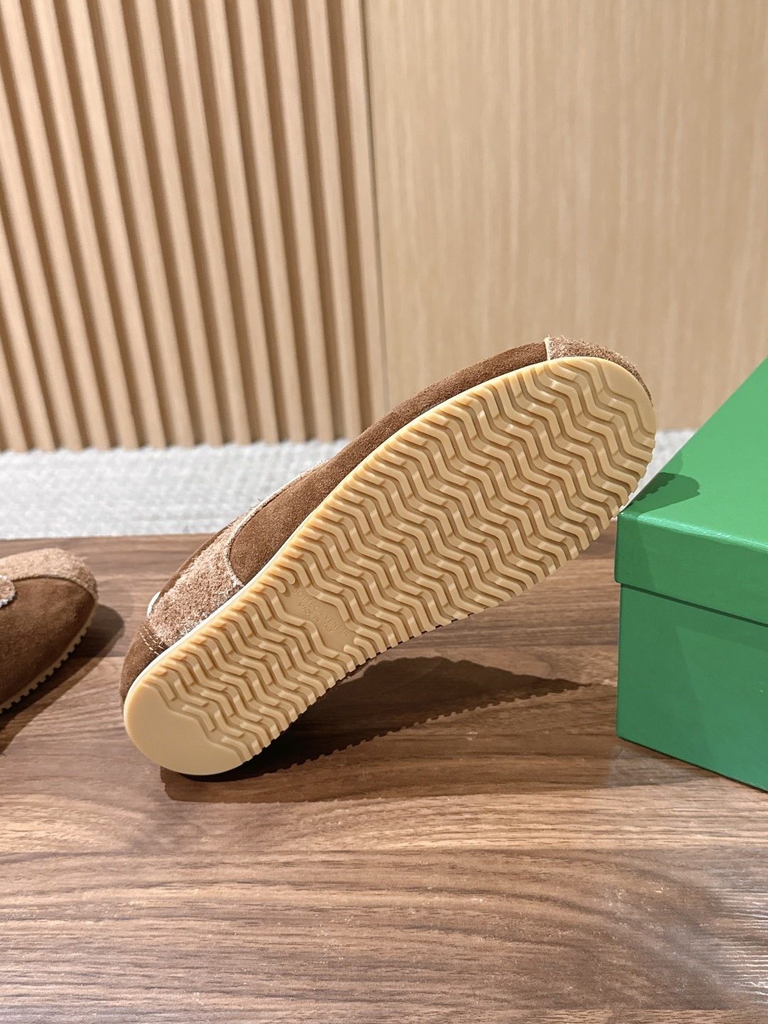 Bottega Veneta BV葆蝶家早秋新款复古休闲德训鞋 自带松弛复古文艺的低调高级氛围感,侧边简约色块拼接利落大 Bottega Veneta BV葆蝶家早秋新款复古休闲德训鞋 自带松弛复古文艺的低调高级氛围感,侧边简约色块拼接利落大