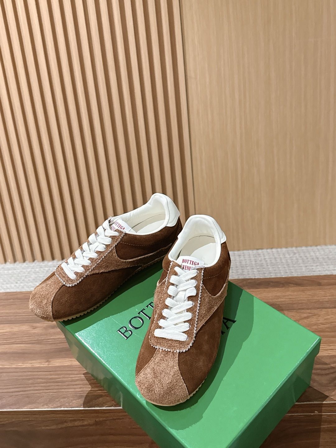 Bottega Veneta BV葆蝶家早秋新款复古休闲德训鞋 自带松弛复古文艺的低调高级氛围感,侧边简约色块拼接利落大 Bottega Veneta BV葆蝶家早秋新款复古休闲德训鞋 自带松弛复古文艺的低调高级氛围感,侧边简约色块拼接利落大
