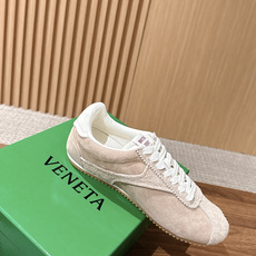 Bottega Veneta BV葆蝶家早秋新款复古休闲德训鞋 自带松弛复古文艺的低调高级氛围感,侧边简约色块拼接利落大 Bottega Veneta BV葆蝶家早秋新款复古休闲德训鞋 自带松弛复古文艺的低调高级氛围感,侧边简约色块拼接利落大