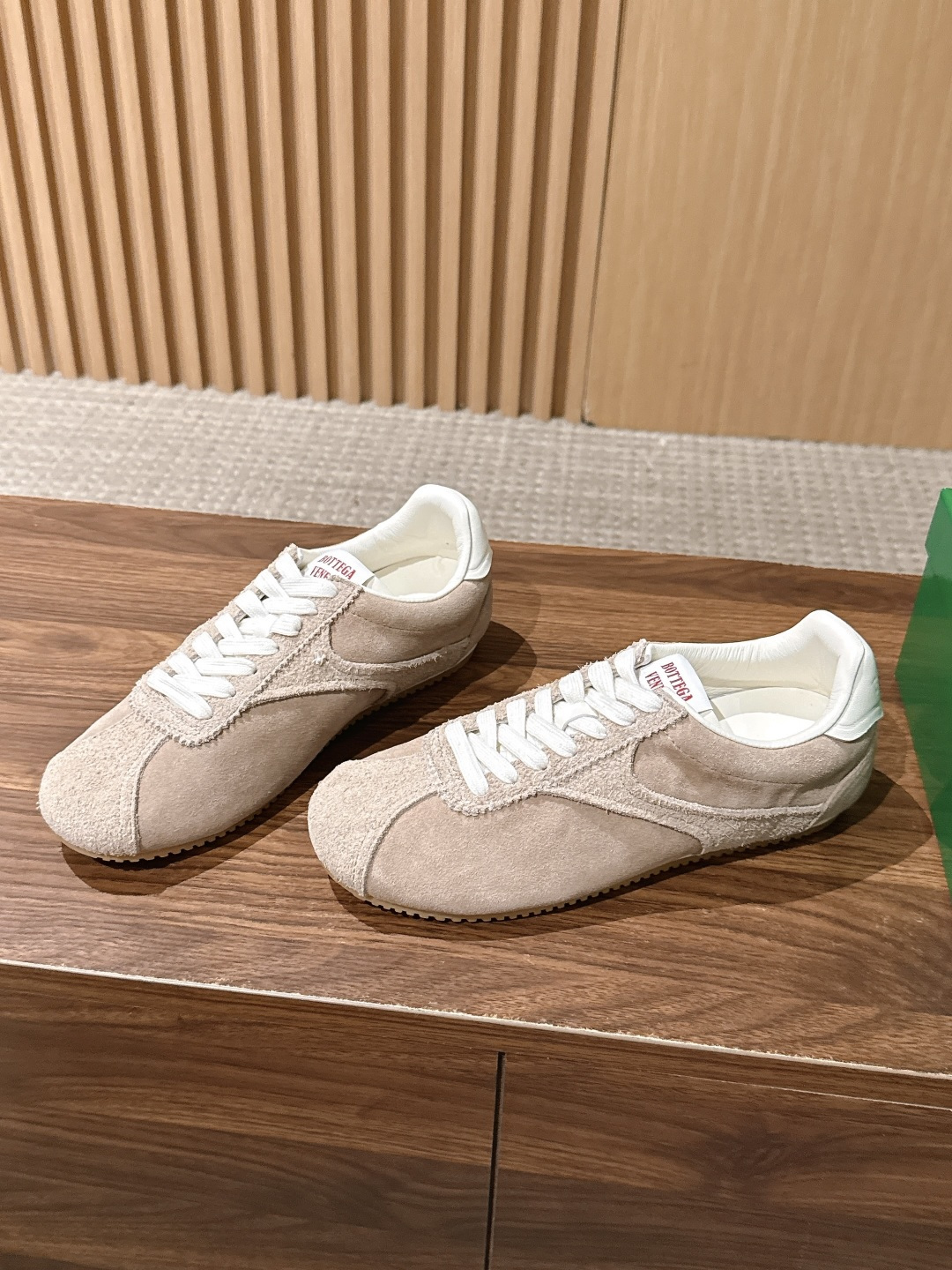 Bottega Veneta BV葆蝶家早秋新款复古休闲德训鞋 自带松弛复古文艺的低调高级氛围感,侧边简约色块拼接利落大 Bottega Veneta BV葆蝶家早秋新款复古休闲德训鞋 自带松弛复古文艺的低调高级氛围感,侧边简约色块拼接利落大
