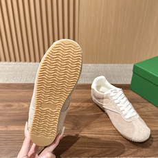 Bottega Veneta BV葆蝶家早秋新款复古休闲德训鞋 自带松弛复古文艺的低调高级氛围感,侧边简约色块拼接利落大 Bottega Veneta BV葆蝶家早秋新款复古休闲德训鞋 自带松弛复古文艺的低调高级氛围感,侧边简约色块拼接利落大