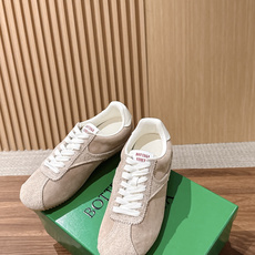 Bottega Veneta BV葆蝶家早秋新款复古休闲德训鞋 自带松弛复古文艺的低调高级氛围感,侧边简约色块拼接利落大 Bottega Veneta BV葆蝶家早秋新款复古休闲德训鞋 自带松弛复古文艺的低调高级氛围感,侧边简约色块拼接利落大