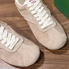 Bottega Veneta BV葆蝶家早秋新款复古休闲德训鞋 自带松弛复古文艺的低调高级氛围感,侧边简约色块拼接利落大 Bottega Veneta BV葆蝶家早秋新款复古休闲德训鞋 自带松弛复古文艺的低调高级氛围感,侧边简约色块拼接利落大