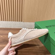 Bottega Veneta BV葆蝶家早秋新款复古休闲德训鞋 自带松弛复古文艺的低调高级氛围感,侧边简约色块拼接利落大 Bottega Veneta BV葆蝶家早秋新款复古休闲德训鞋 自带松弛复古文艺的低调高级氛围感,侧边简约色块拼接利落大