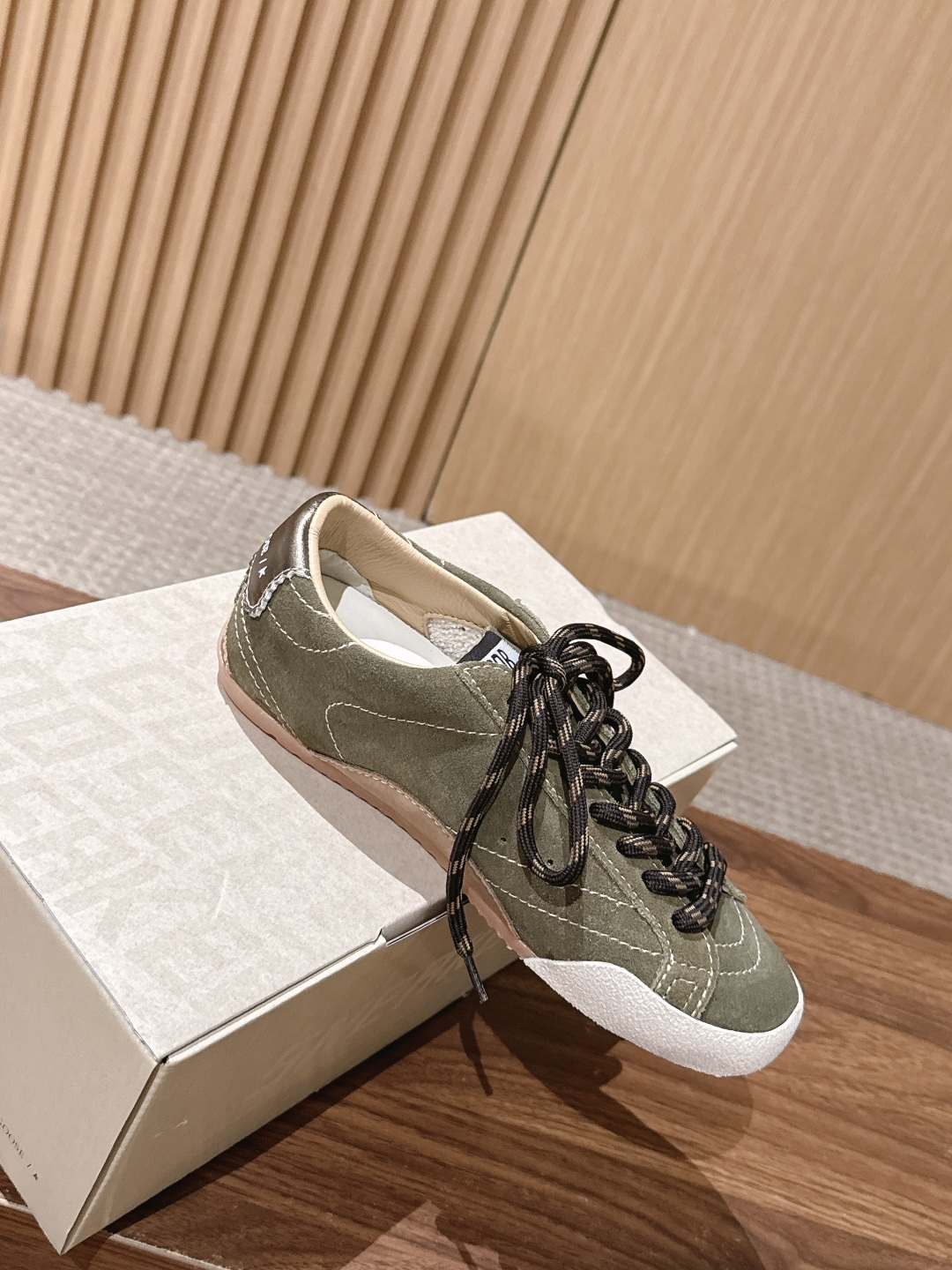 Golden Goose#脏脏鞋那可是无人不知、无人不晓的时尚单品,简直就是各路明星、网红、大咖们的最爱!毫不夸张地说, Golden Goose#脏脏鞋那可是无人不知、无人不晓的时尚单品,简直就是各路明星、网红、大咖们的最爱!毫不夸张地说,