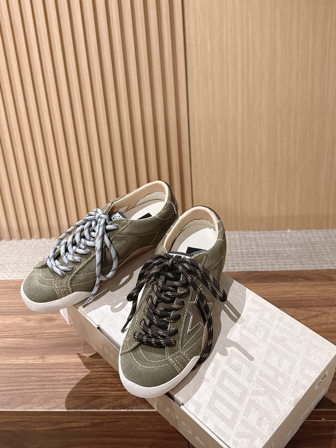 Golden Goose#脏脏鞋那可是无人不知、无人不晓的时尚单品,简直就是各路明星、网红、大咖们的最爱!毫不夸张地说, Golden Goose#脏脏鞋那可是无人不知、无人不晓的时尚单品,简直就是各路明星、网红、大咖们的最爱!毫不夸张地说,