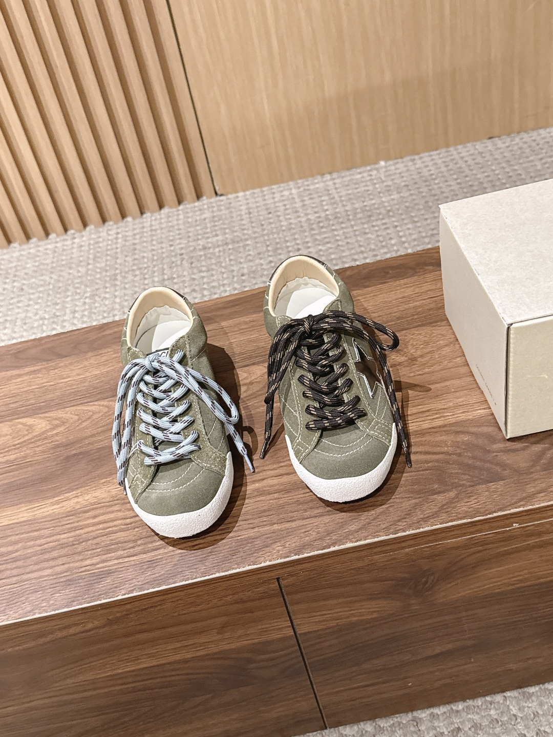 Golden Goose#脏脏鞋那可是无人不知、无人不晓的时尚单品,简直就是各路明星、网红、大咖们的最爱!毫不夸张地说, Golden Goose#脏脏鞋那可是无人不知、无人不晓的时尚单品,简直就是各路明星、网红、大咖们的最爱!毫不夸张地说,