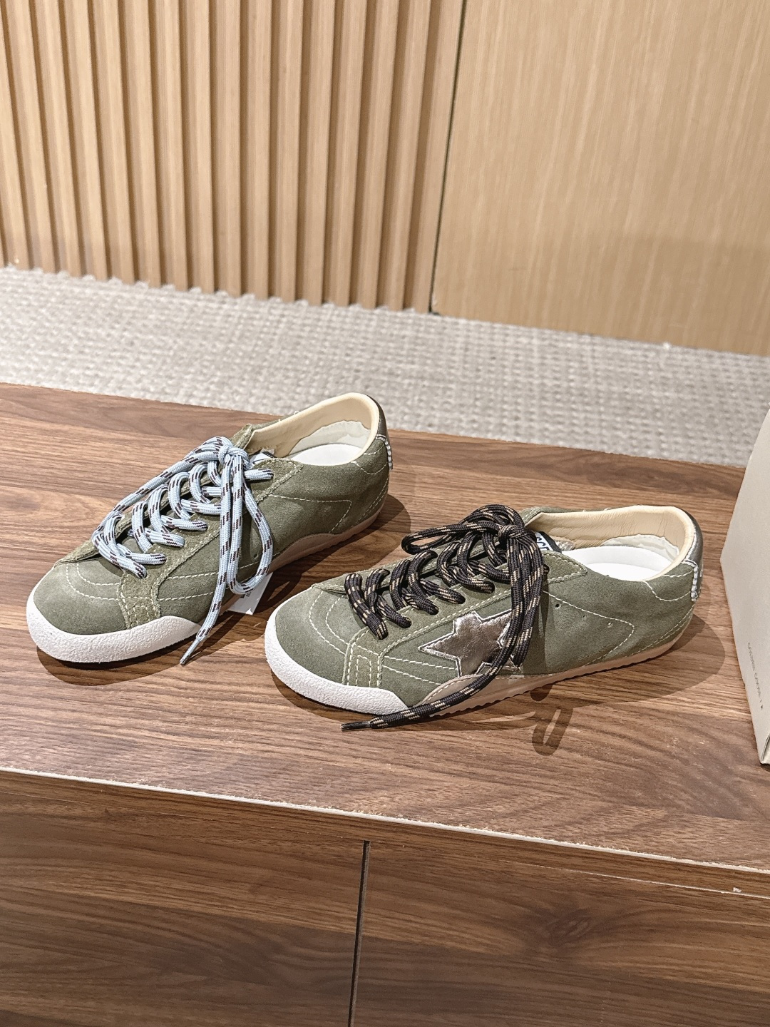 Golden Goose#脏脏鞋那可是无人不知、无人不晓的时尚单品,简直就是各路明星、网红、大咖们的最爱!毫不夸张地说, Golden Goose#脏脏鞋那可是无人不知、无人不晓的时尚单品,简直就是各路明星、网红、大咖们的最爱!毫不夸张地说,