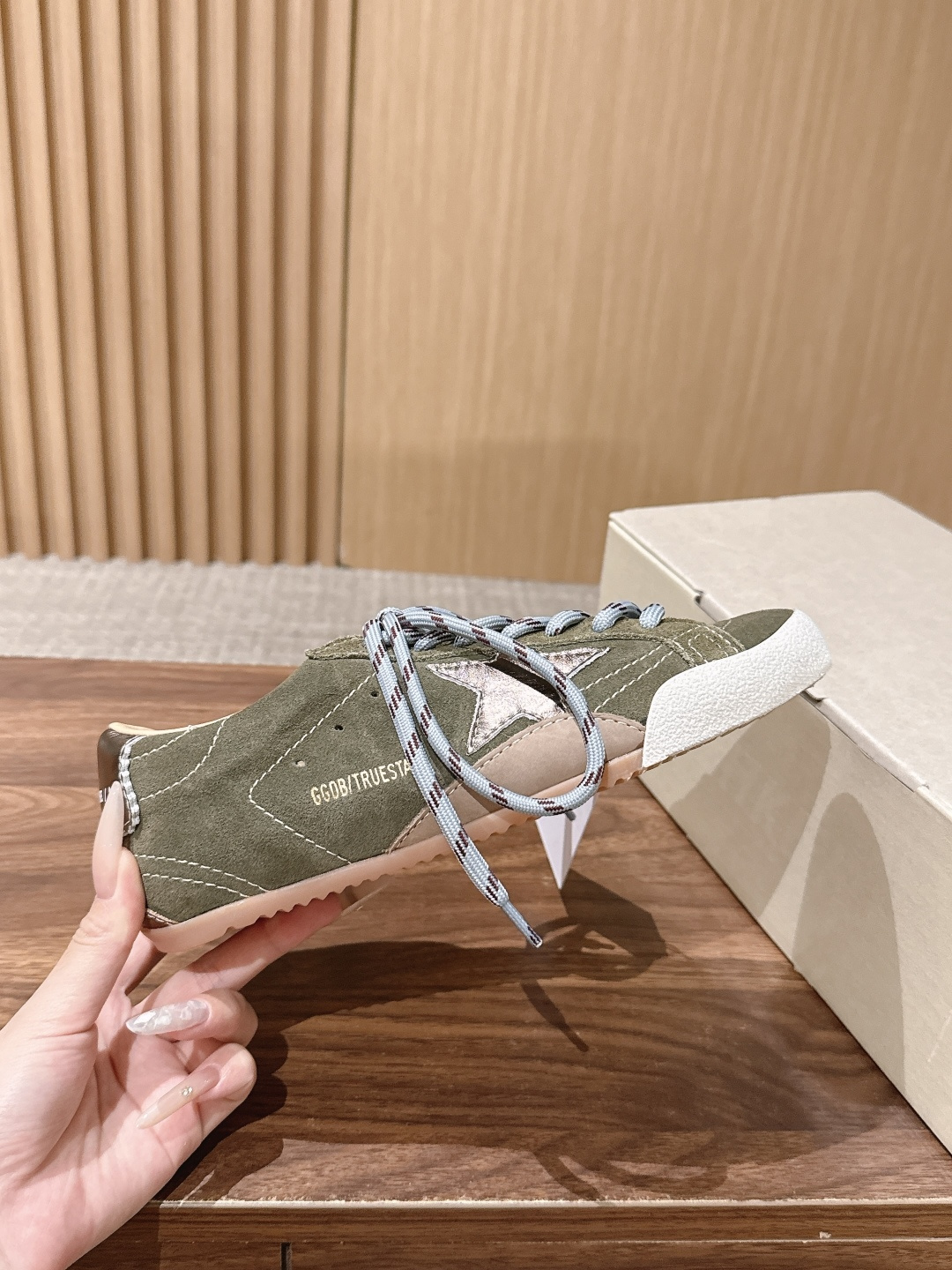 Golden Goose#脏脏鞋那可是无人不知、无人不晓的时尚单品,简直就是各路明星、网红、大咖们的最爱!毫不夸张地说, Golden Goose#脏脏鞋那可是无人不知、无人不晓的时尚单品,简直就是各路明星、网红、大咖们的最爱!毫不夸张地说,