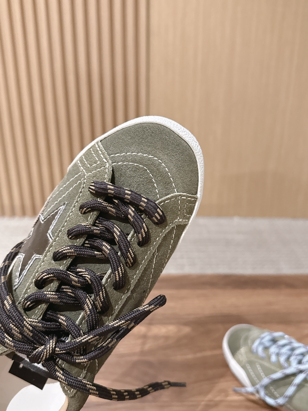 Golden Goose#脏脏鞋那可是无人不知、无人不晓的时尚单品,简直就是各路明星、网红、大咖们的最爱!毫不夸张地说, Golden Goose#脏脏鞋那可是无人不知、无人不晓的时尚单品,简直就是各路明星、网红、大咖们的最爱!毫不夸张地说,