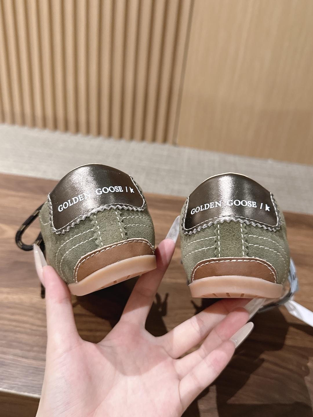Golden Goose#脏脏鞋那可是无人不知、无人不晓的时尚单品,简直就是各路明星、网红、大咖们的最爱!毫不夸张地说, Golden Goose#脏脏鞋那可是无人不知、无人不晓的时尚单品,简直就是各路明星、网红、大咖们的最爱!毫不夸张地说,