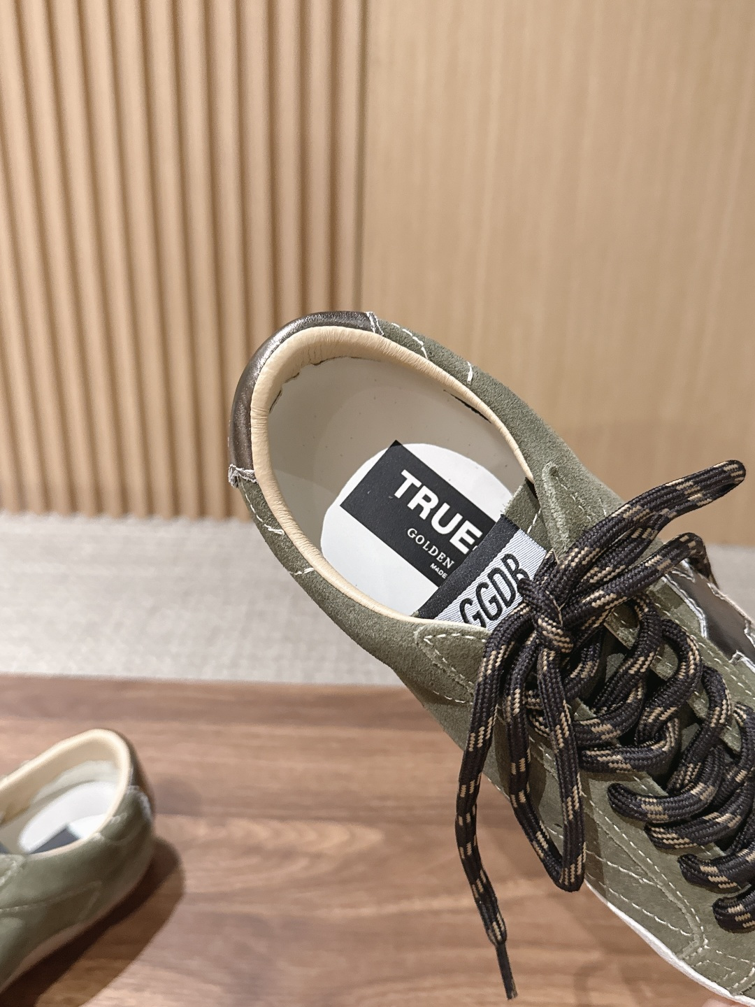Golden Goose#脏脏鞋那可是无人不知、无人不晓的时尚单品,简直就是各路明星、网红、大咖们的最爱!毫不夸张地说, Golden Goose#脏脏鞋那可是无人不知、无人不晓的时尚单品,简直就是各路明星、网红、大咖们的最爱!毫不夸张地说,