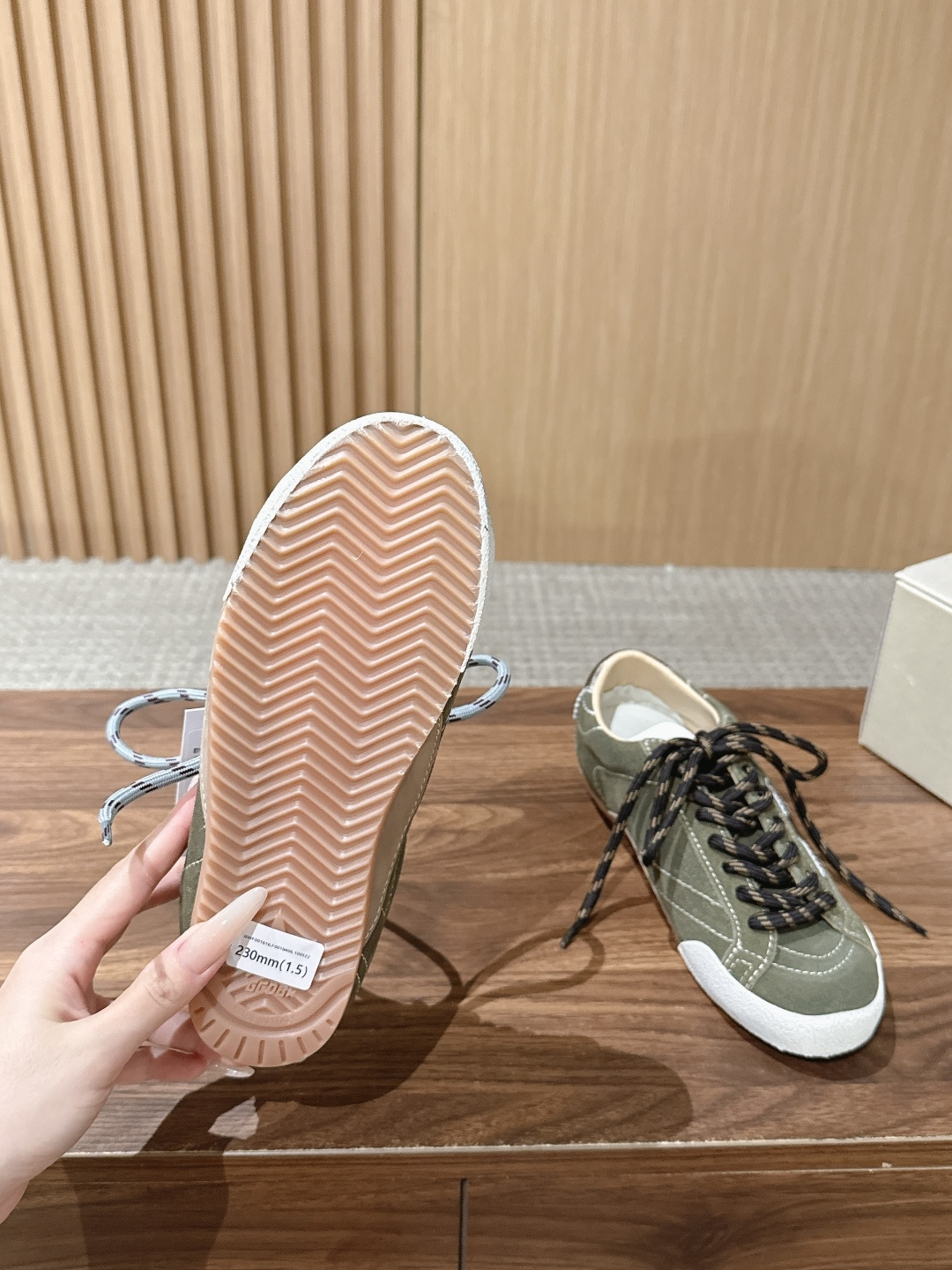 Golden Goose#脏脏鞋那可是无人不知、无人不晓的时尚单品,简直就是各路明星、网红、大咖们的最爱!毫不夸张地说, Golden Goose#脏脏鞋那可是无人不知、无人不晓的时尚单品,简直就是各路明星、网红、大咖们的最爱!毫不夸张地说,