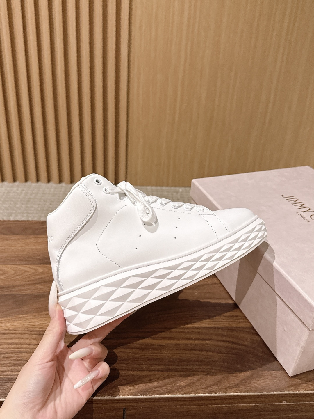 JIMMY CHOO 周仰杰最新🆕休闲鞋 专柜主打系列 面料选用原版一致牛皮➕烫钻柳丁工艺，搭配jc元素的珍珠刺绣襄钻工