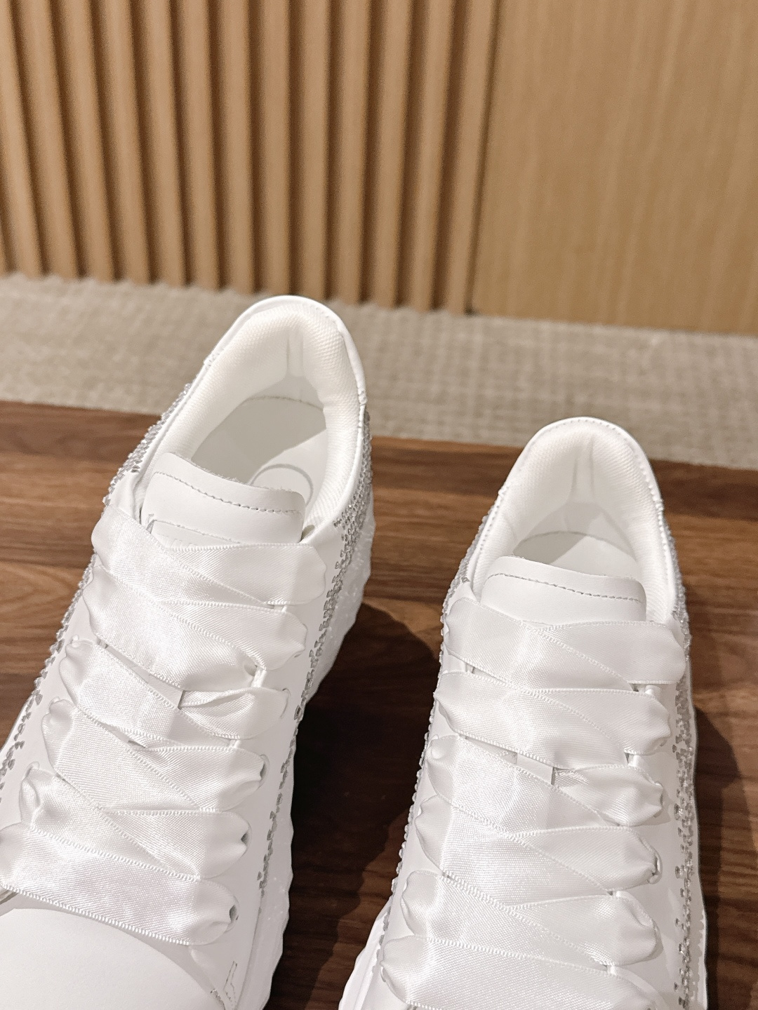 JIMMY CHOO 周仰杰最新🆕休闲鞋 专柜主打系列 面料选用原版一致牛皮➕烫钻柳丁工艺，搭配jc元素的珍珠刺绣襄钻工